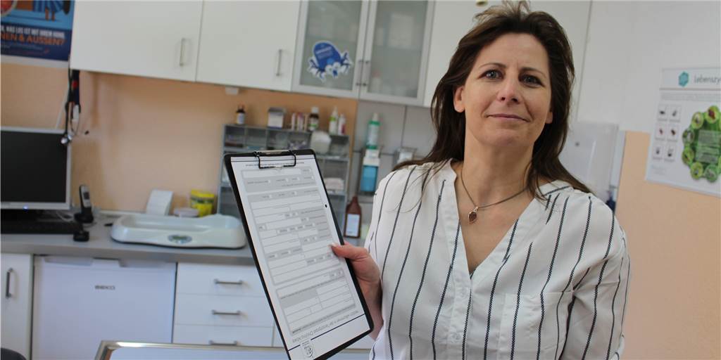 Tierärztin Christina Nöske legt in ihrer Praxis Bögen aus, mit denen man an der Petition gegen die Tierarzneimittelverordnung teilnehmen kann.   