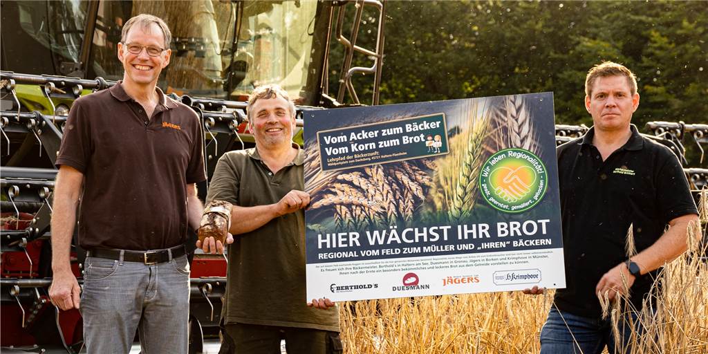 Roggenernte in Flaesheim verspricht köstliche und regionale Backwaren Josef Jägers (Bäckerei Jägers Borken), Christian Schulte-Althoff und Berthold Brinkert (Bäckerei Berthold's Der Naturbäcker) bei der Roggenernte im August.