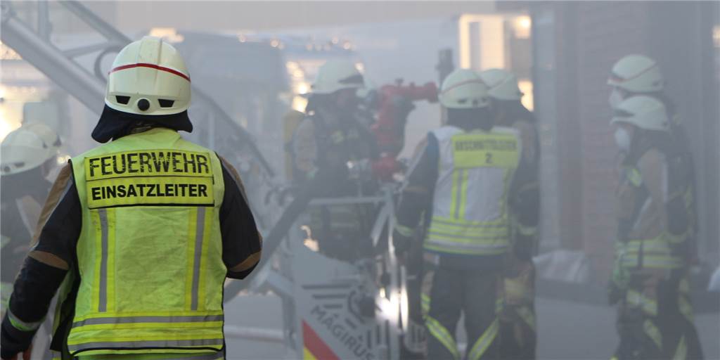 Mit Video: Menschen in Gefahr – Feuerwehrleute in verrauchter Halle aktiv Einem sehr realistischen Szenario hatten sich Einsatzleiter Dominik Hörst und der Löschzug Ahaus zu stellen. In verrauchter Halle galt es zunächst, zwei Menschen zu retten.