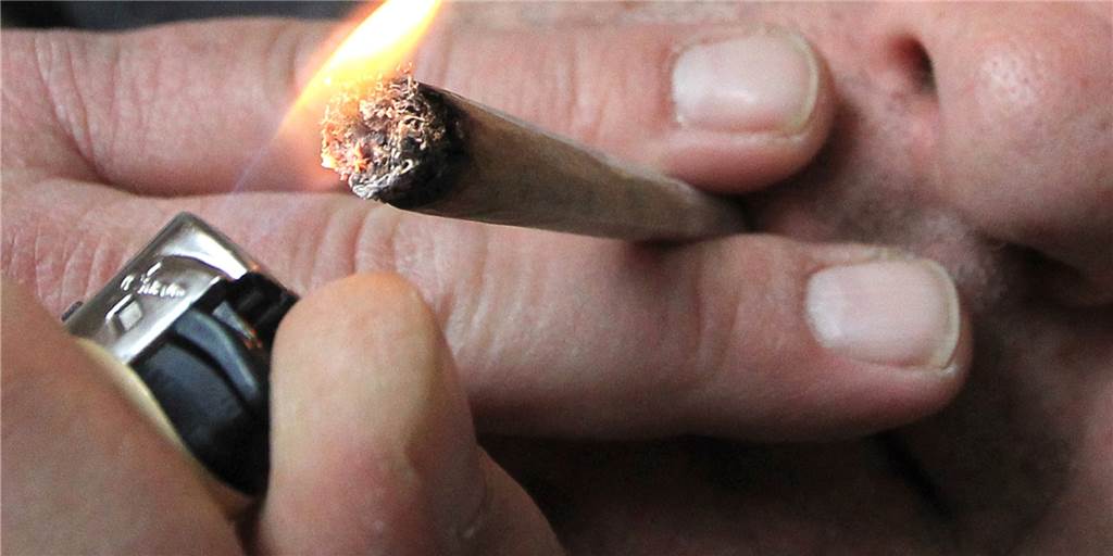 Schlafloser Familienvater riskiert mit Drogenkauf eine Gefängnisstrafe Ein 30-jähriger Vredener hat sich bei einem Dealer am Stadtlohner Busbahnhof mit einer "nicht geringen Menge" Marihuana und Haschisch eingedeckt. Den Joint brauchte der Angeklagte nach eigenen Angaben als Mittel gegen seine Schlaflosigkeit.