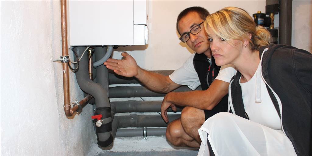 Unglaublicher Verbrauch: Familie hat einen besonderen Wasserschaden Andreas und Stefanie Rahenbrock an ihrer Heizung. Durch durch den kleinen Schlauch, auf den Andreas Rahenbrock zeigt, lief das Wasser in den Abfluss.