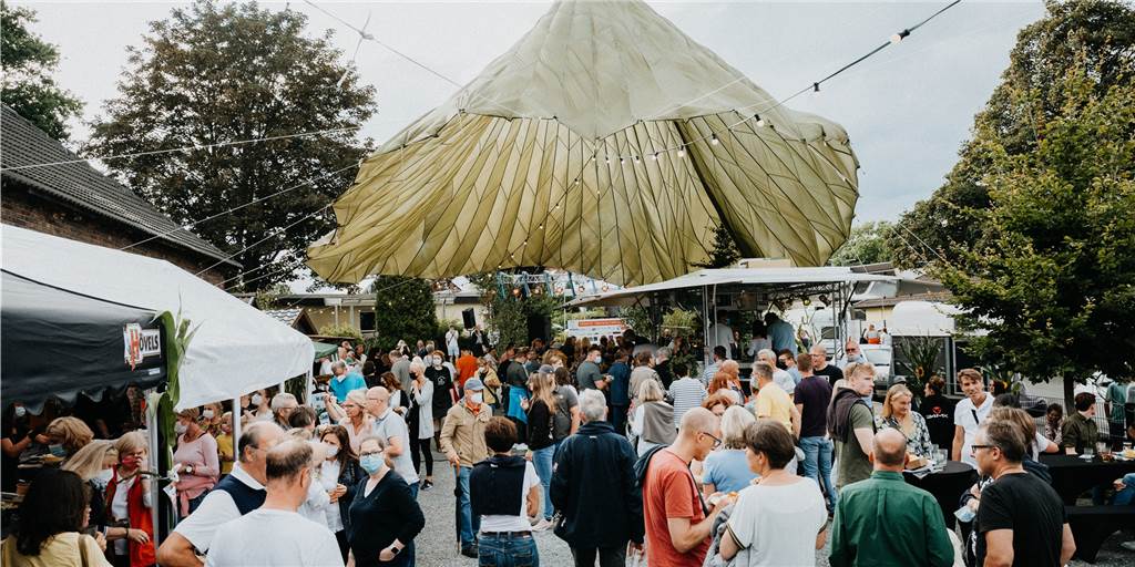 Scheunenfest: Castrop-Rauxeler Hof sammelt 15.000 Euro für Flutopfer Schon nach ein paar Stunden musste am ersten Tag der Einlass gestoppt werden. Es war eines der ersten größeren Feste, das in Castrop-Rauxel wieder stattfinden konnte.