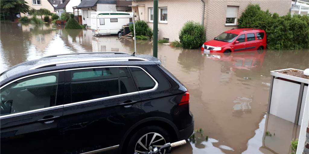 Haftung: Anwalt aus Lünen klagt nach Hochwasser gegen die RAG Nach dem Starkregen am 14. Juli stand das Wasser in Niederaden teilweise kniehoch auf der Straße und hinterließ auch in vielen Häusern große Schäden. Jetzt geht es auch um mögliche Ansprüche der Anwohner.