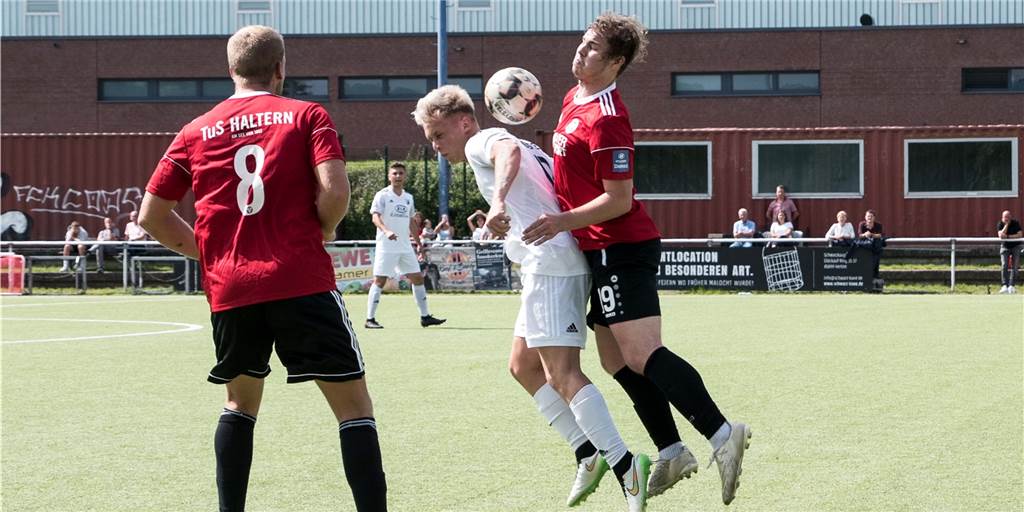 Ein lupenreiner Hattrick entscheidet den Landesliga-Auftakt des TuS Haltern Halterns Luca Landewee (r) verletzte sich bei der 1:4-Niederlage beim BSV Roxel.