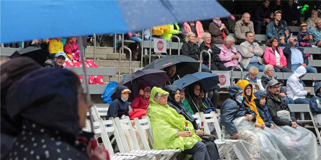 Straßenkunst in Werne - Publikum klatscht den Regen einfach weg Das Straßenkunst-Festival auf der Freilichtbühne litt das gesamte Wochenende unter dem unbeständigen Wetter. Das Publikum hatte sich aber gut gewappnet.