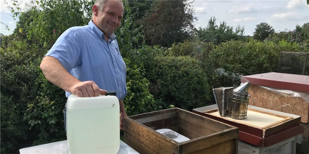 Mit Video: Das Bienenjahr ist vorbei – Bienen werden eingewintert Antonius Schulze Beikel steht an seinen Bienenvölkern und wintert sie ein.