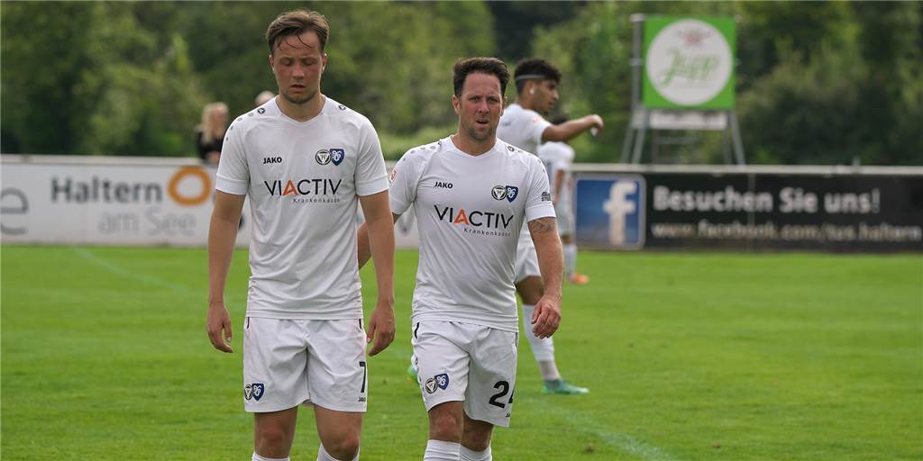 Erst verschießt der TuS Haltern einen Elfmeter, dann hilft ein Ping-Pong-Tor Paul Keller (l.) und Peter Elbers standen beim Ligaauftakt des TuS Haltern beide in der Startelf, letzterer traf sogar gegen die Sportfreunde Siegen zum 2:0-Endstand.