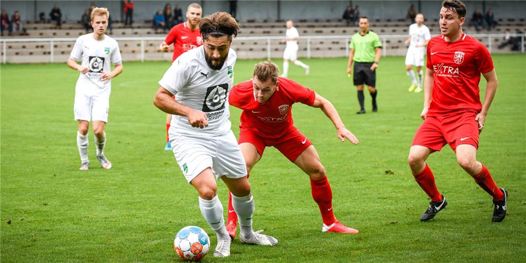 Lüner SV misslingt der Start – Personalsorgen werden noch größer Tore-Niclas Burg (M.) und Kevin Mattes (r.) unterlagen mit dem Lüner SV.