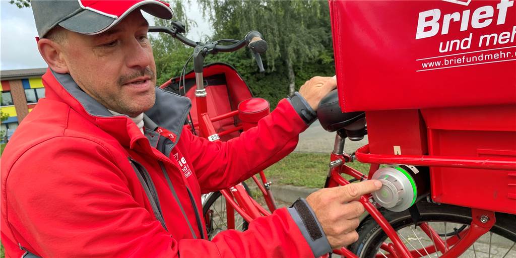 Video: Job als radelnder Bote in Werne kommt Uwe Henkels Gesundheit zugute Kraftpaket: Ein Akku in ungewöhnlichem Thermoskannen-Format versorgt das E-Bike mit Strom.