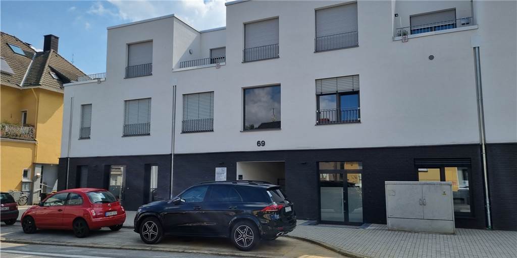 Awo ist umgezogen - und will demnächst BVB-Spiele zeigen Die Awo Husen ist den Neubau an der Husener Straße/Ecke Kühlkamp gezogen, in dem auch die Sparkasse untergebracht ist