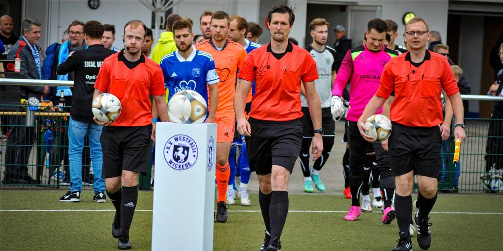 Drei Spiele, 89 Fotos - Impressionen der Duelle Dortmunder Teams gegen Castrop-Rauxel zum Klicken
