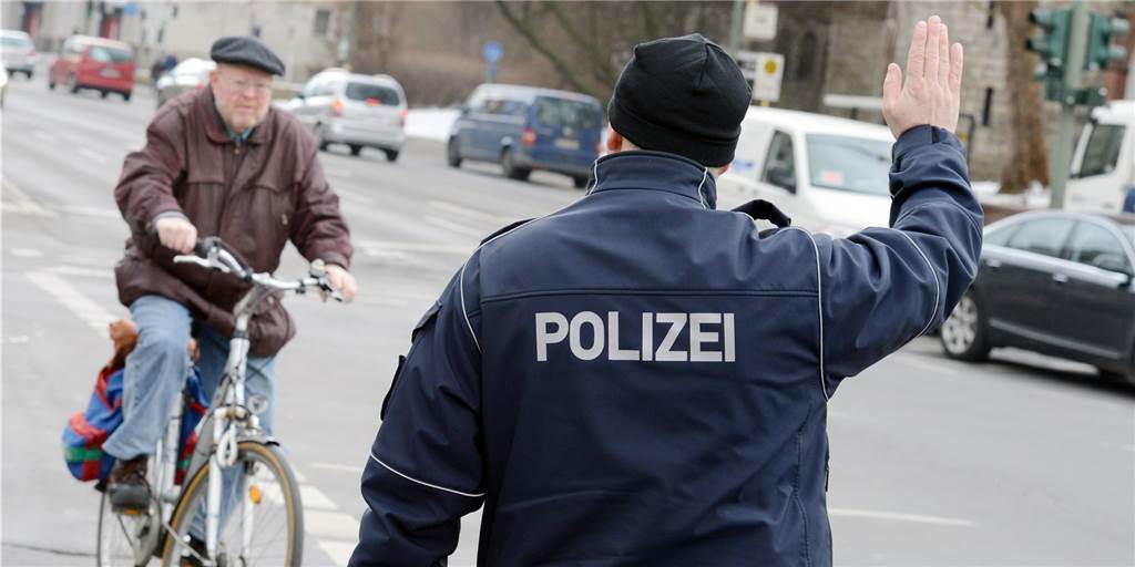 Kontrolle: Polizei zieht eine Menge Radfahrer vorerst aus dem Verkehr Kontrolle: Polizei zieht eine Menge Radfahrer vorerst aus dem Verkehr