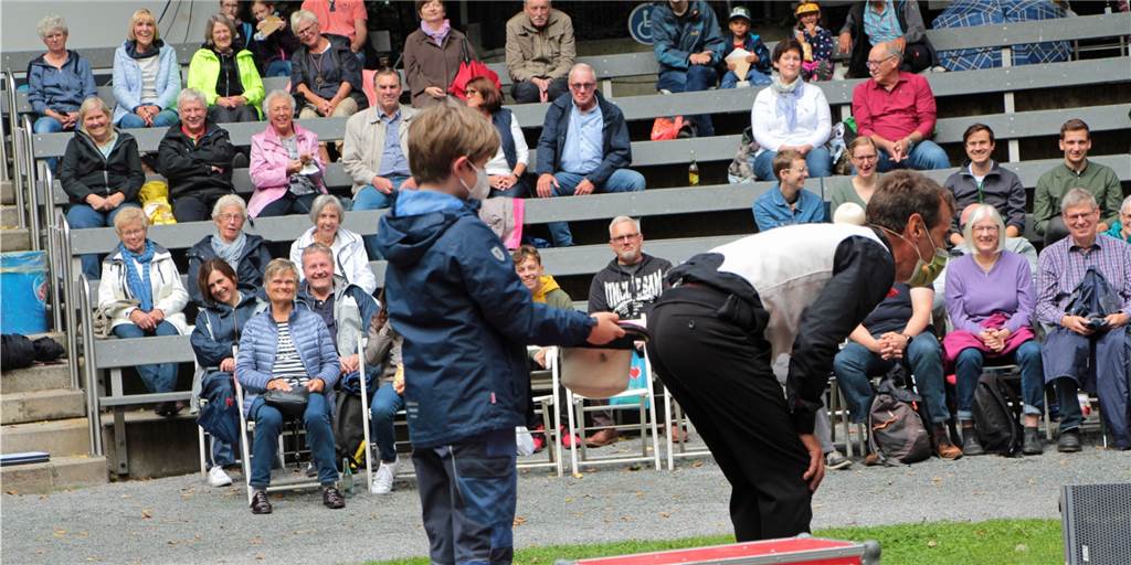 Verkehrte Welt: Straßenkünstler applaudieren dem Publikum in Werne Straßenkünstler und Publikum harmonierten gut in der Freilichtbühne Werne. Wie hier Jonglage-Clown Javi Javichy mit einem Jungen von den Zuschauerrängen.