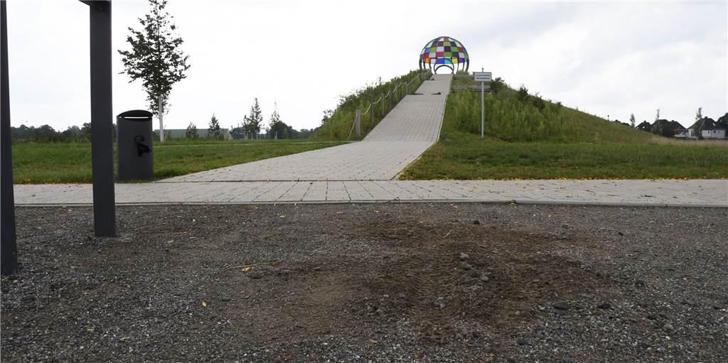 Mit roher Gewalt gehandelt: Vandalismus im Auenpark Selm geht weiter Unterhalb des Rodelbügels ist ein Fahrradbügel aus seinem Fundament herausgerissen und in die Aue geworfen worden.