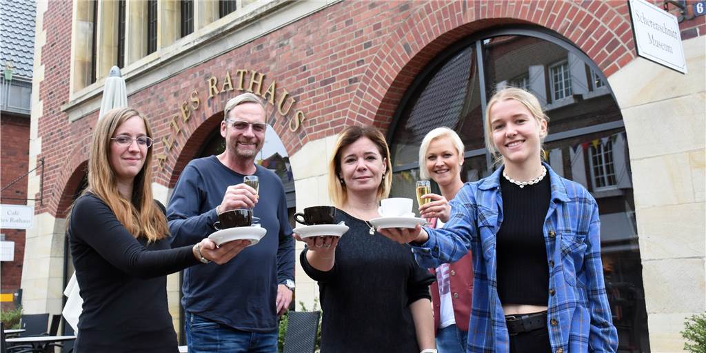 Café Altes Rathaus in Vreden hat schon wieder einen neuen Betreiber Kathrin Böhm und Torsten Korthals (hinten) übernehmen das Rathauscafé. Sie übernehmen Kristin Diener, Yvonne Kemper und Luisa Tenhumberg (vorne v.l.) als Servicekräfte.