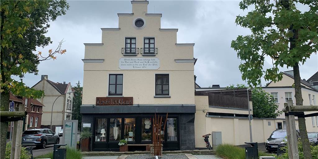Erst Schlachthaus, dann Schlecker, jetzt Wohn-Schatz der Familie Schult Das Rostfleckhaus der Familie Schult am Essener Tor ist auch dank der Aufwertung des kleinen Parks vor der Haustür ein echter Hingucker für Dorstener und Dorsten-Besucher geworden.