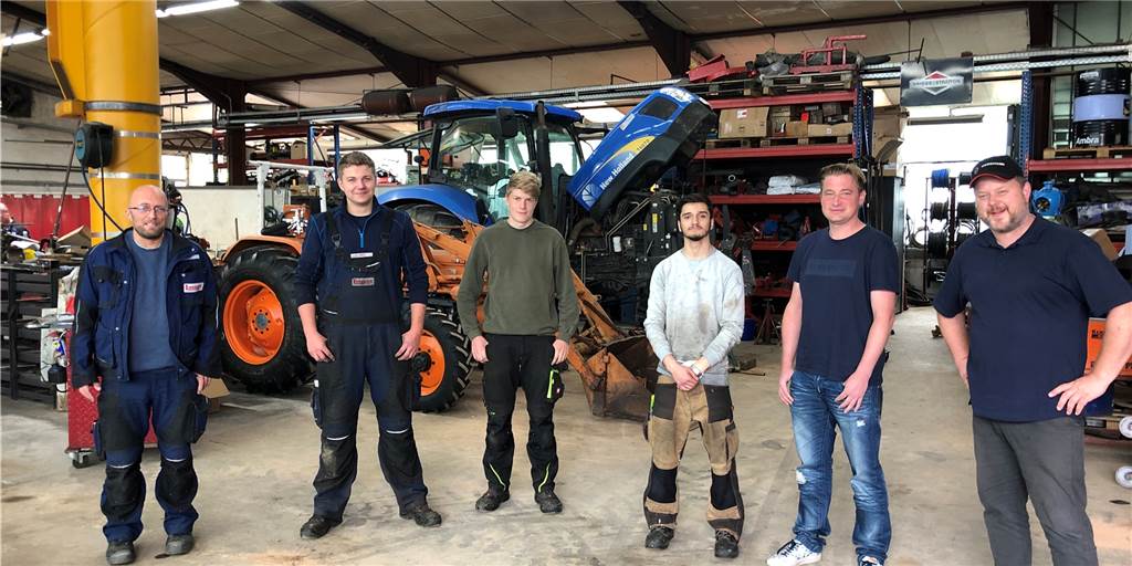 Integration gehört bei der Firma Limberg in Nordkirchen zum normalen Alltag Anthony Limberg (r.) und sein Team freuen sich, mit den Auszubildenden Nils-Oliver Limke (2.v.l.), Paul Schürmann (3.v.l.) und Manuchehr Burov (3.v.r.) junge Männer zu beschäftigen, die gut zusammenpassen.