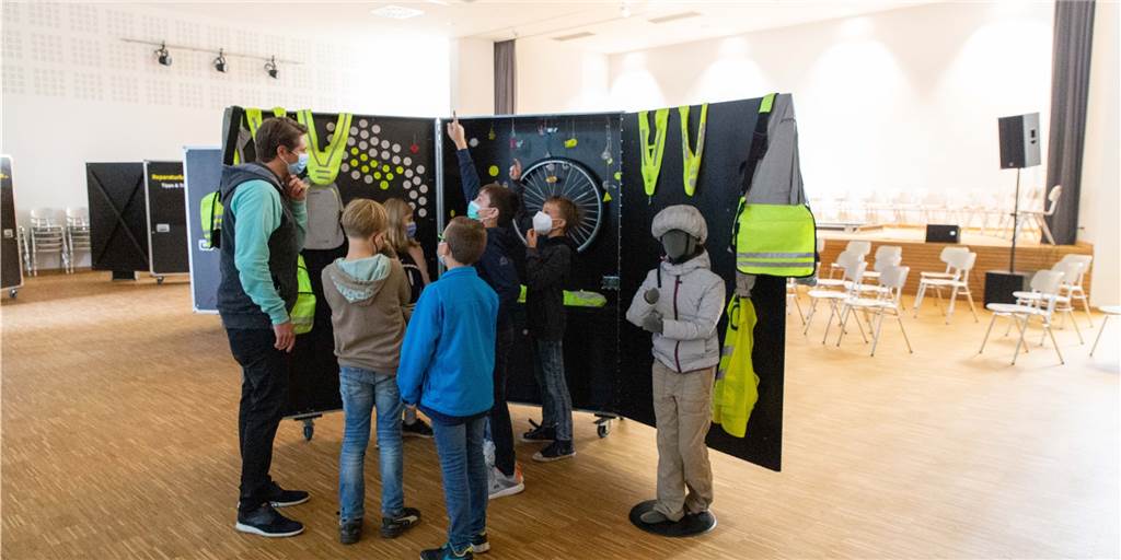 Wanderausstellung über Sicherheit im Radverkehr machte Station an der Sekundarschule Die Schülerinnen und Schüler der vierten Klasse zeigten reges Interesse an den verschiedenen Stationen der Ausstellung.