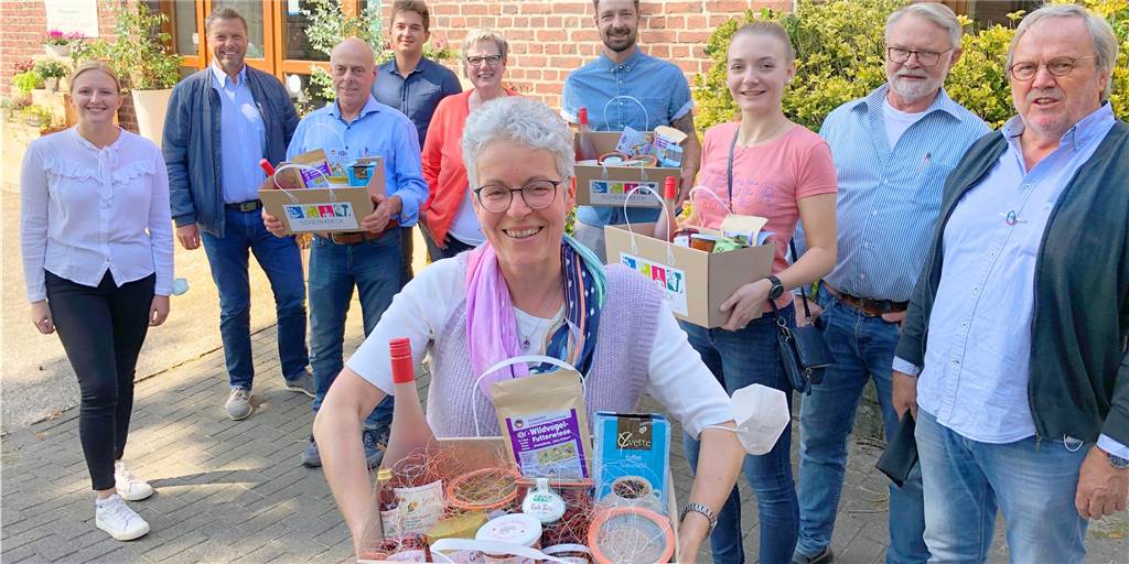 Schermbecker Kiste ist jetzt erhältlich (mit Video) Birgit Lensing (vorn) zeigt eine der neuen Schermbecker Kisten, die es ab Donnerstag zu kaufen gibt.
