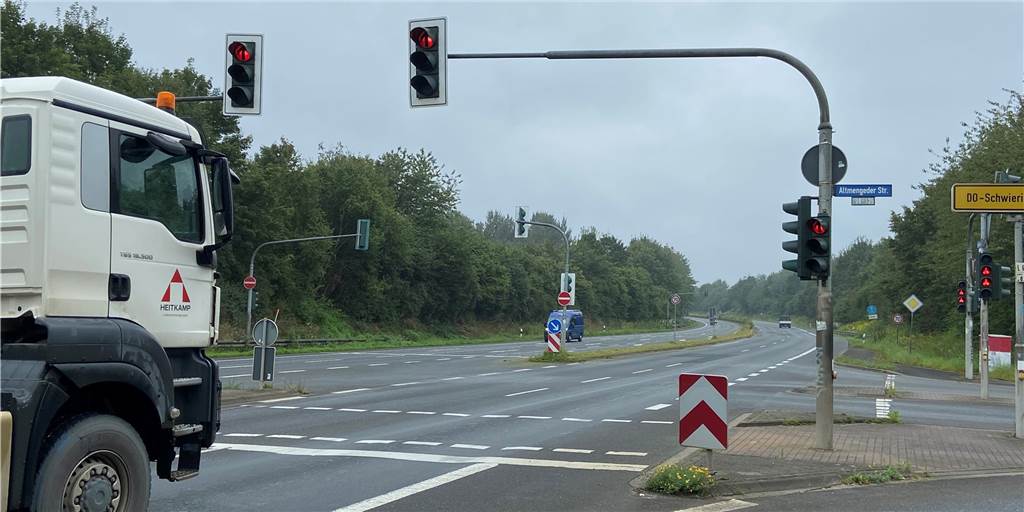 An der Kreuzung Emscherallee/Altmengeder Straße in Dortmund Mengede schaltet die Ampel immer wieder für kurze Zeit auf Rot. Autofahrer wissen nicht, warum.