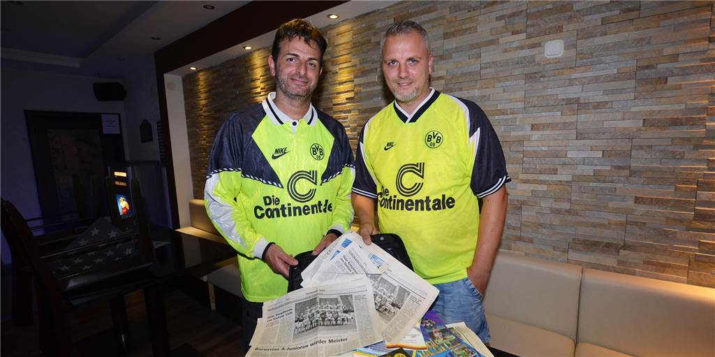 Ehemalige Deutsche Meister laden zum schwarz-gelben Klassentreffen ein Niko Savvidis und Stephan Knop wurden mit der A-Jugend des BVB 1997 Deutsche Meister. Nun haben sie ihre Mannschaftskameraden in die Netter Sportklause zum Wiedersehen eingeladen. Mit dabei: Stephan Knops Schatz - ein Koffer voller Erinnerungen.