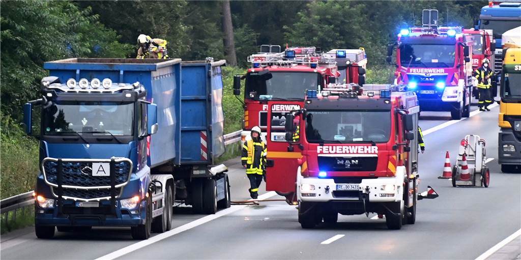 Einsatz für die Feuerwehr auf der A 31 - Reifen eines Lkw brannten Die Reifen des Lkw-Anhängers waren während der Fahrt in Brand geraten.