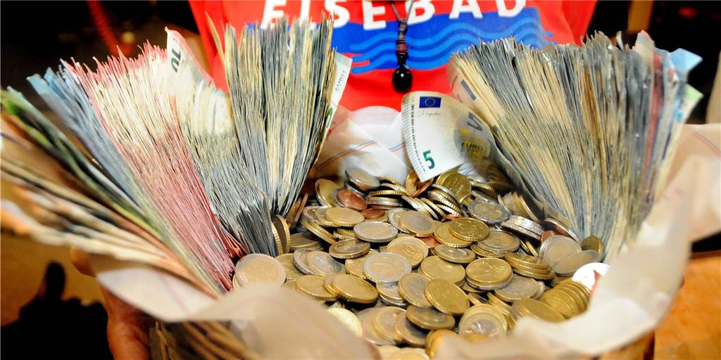 Vom Ein-Euro-Stück bis zum Packen 50-Euro-Scheine: Kiloweise Spenden erbrachte die Elsetaler-Aktion zugunsten des flutzerstörten Elsebads bei der Bäckerei Becker.