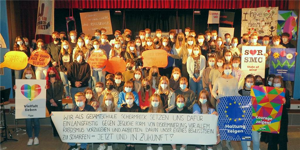 Schüler lernen, was man gegen Hasskommentare tun kann Ein starkes Signal gegen Rassismus sendeten 89 Schülerinnen und Schüler der Q1 der Gesamtschule Schermbeck mit einem Schulprojekt.