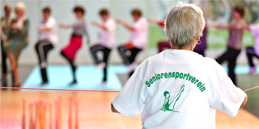 Fit und gesund bleiben mit Ü70: Sport im Alter kann körperliche Defizite aufhalten und verbessern Seniorensportvereine können für ältere Menschen eine Anlaufstelle sein, um sich auch noch mit Ü70 fit zu halten.