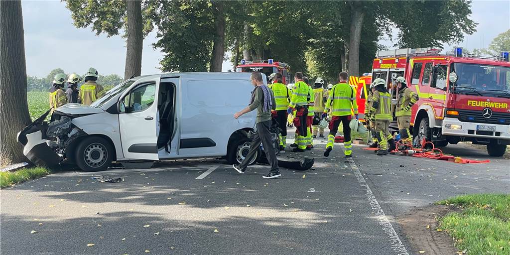 Schwerer Unfall auf der Rhader Straße in Erle: drei Verletzte (mit Video) Schwerer Unfall auf der Rhader Straße in Erle: drei Verletzte (mit Video)