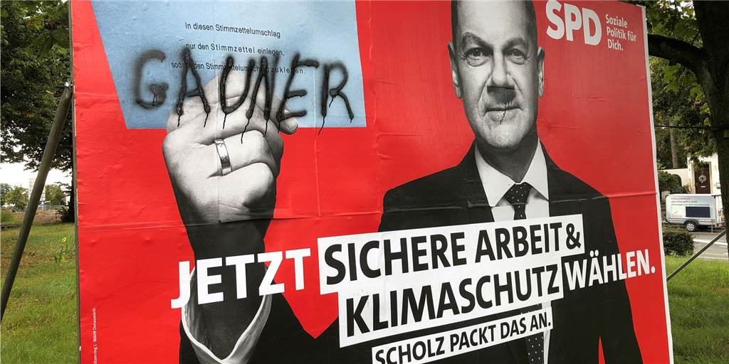 Zerstörte Wahlplakate: Vandalen sind überall und schonen keine Partei Verschmierte Wahlplakate