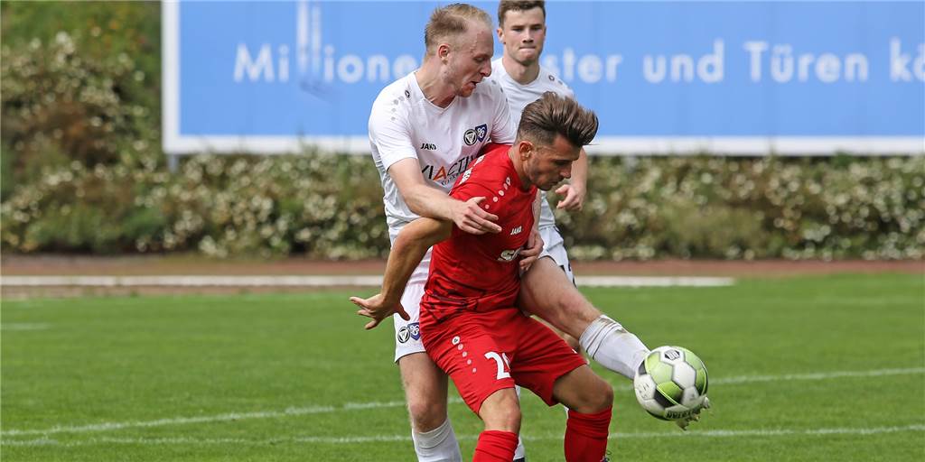 „Anders kannst du da nicht bestehen“ - Sandkühler über den Auftaktsieg und den TuS-Umbruch Jonah Sandkühler (h.), hier im Duell mit dem Ex-Halterner Arda Nebi, setzte sich am ersten Oberliga-Spieltag mit dem TuS Haltern am See gegen die Sportfreunde Siegen durch.