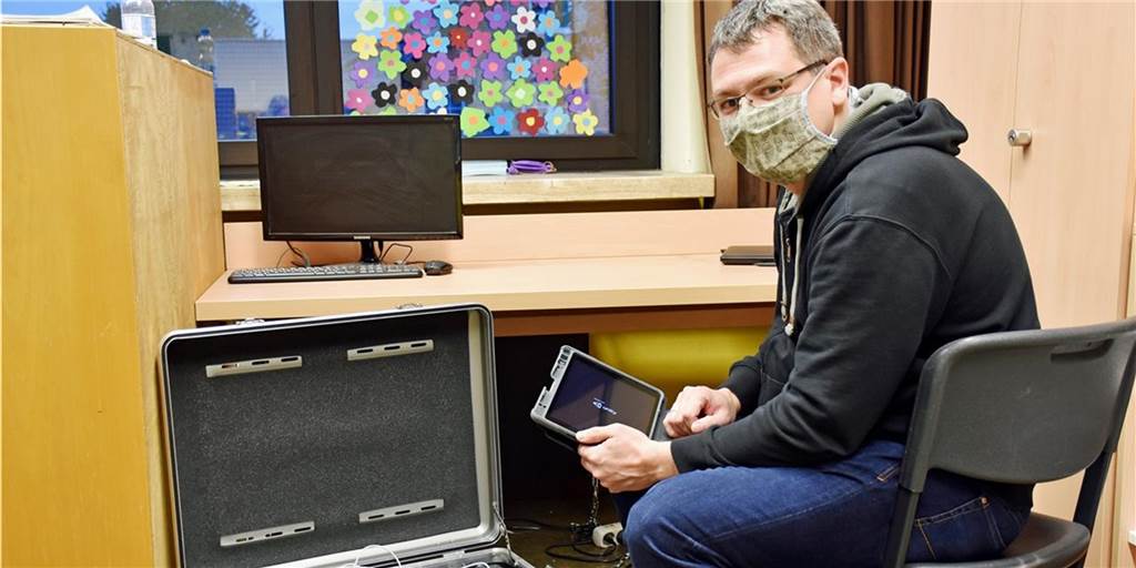 Sebastian Terhart sieht guten Weg, „Digitalisierung wird aber Geld kosten" Sebastian Terhart mit einem der iPad-Klassenkoffer, die sich besonders für Projektarbeit anböten: Der Medienberater des Kreises Borken sieht die Schulen in Südlohn und Oeding gut ausgestattet, er erinnerte im Schulausschuss aber auch an die Folgekosten sowie an den Bedarf an personeller Unterstützung.