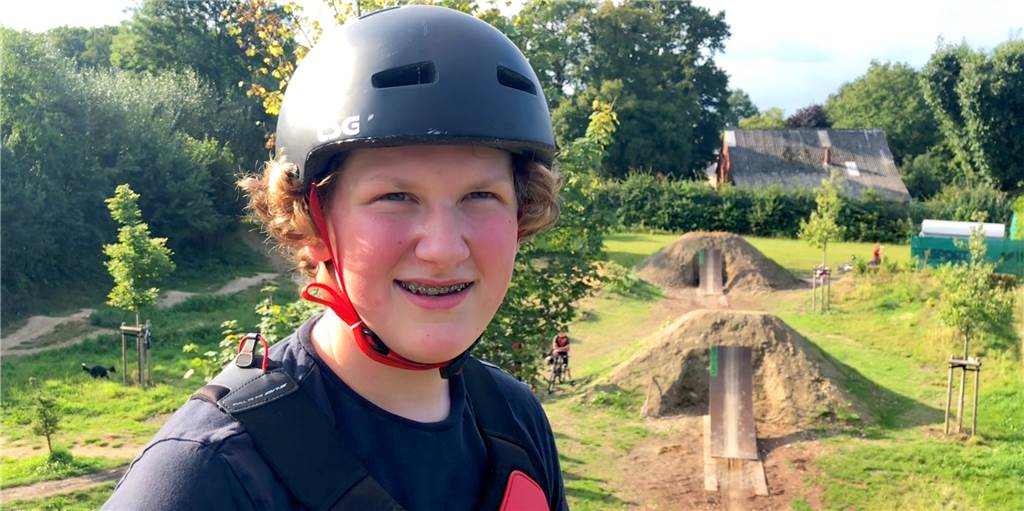 Mit Video: Jugendliche fliegen im Bikepark Ahaus meterweit durch die Luft Ferdinand Becker (13) ist einer der Jugendlichen, die begeistert auf den neuen Rampen im Bikepark Ahaus ihre Tricks ausprobieren. 1,7 und 1,8 Meter sind die sogenannten "Kicker" hoch. Der Starthügel ist sogar fast acht Meter hoch.