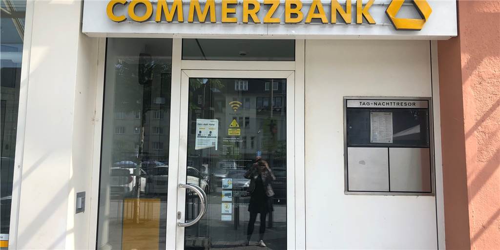 Weniger Geldautomaten? Egal, wir sollten eh viel mehr mit Karte zahlen Mit der Commerzbank geht auch der Geldautomat.
