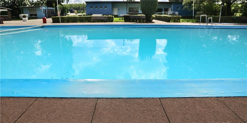 Zwei besondere Events sollen die Besucher ins Derner Freibad locken Im Derner Freibad ist beim aktuellen schlechten Wetter nicht viel los - für zwei Events soll sich das aber nochmal ändern.