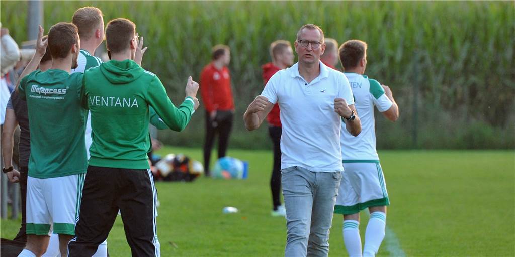 Grün-Weiß schießt sich an die Spitze: So liefen die Spiele am Donnerstag Trainer Dirk Bültbrun und die Lüntener Bank bejubeln hier den Führungstreffer in Nienborg.