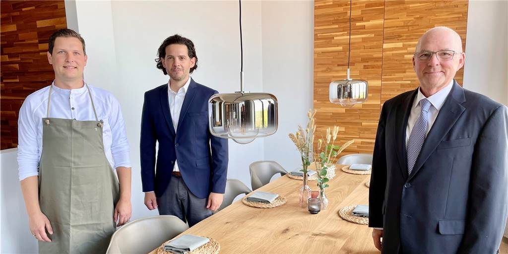 Michael Dyllong, Ciro de Luca und Heinz-Herbert Dustmann (v.l.) in dem neuen Gourmet-Restaurant über den Dächern von Dortmund.