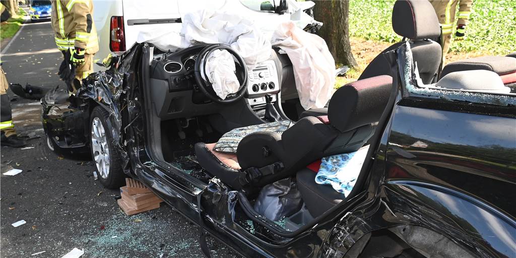 Unfall auf der Rhader Straße: Nun beginnt die Ursachenforschung Bei dem Unfall auf der Rhader Straße wurden drei Menschen verletzt.