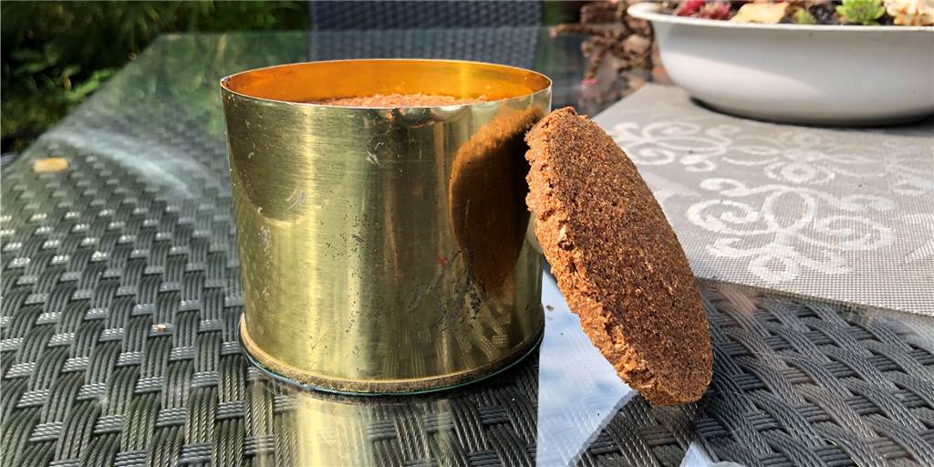 Dosen in 100 Jahre alten Schiffswracks gefunden - mit genießbarem Brot Und so sieht die geöffnete Brotdose von der Bundeswehr von Peter Holzapfel mit ihrem Schwarzbrot darin aus