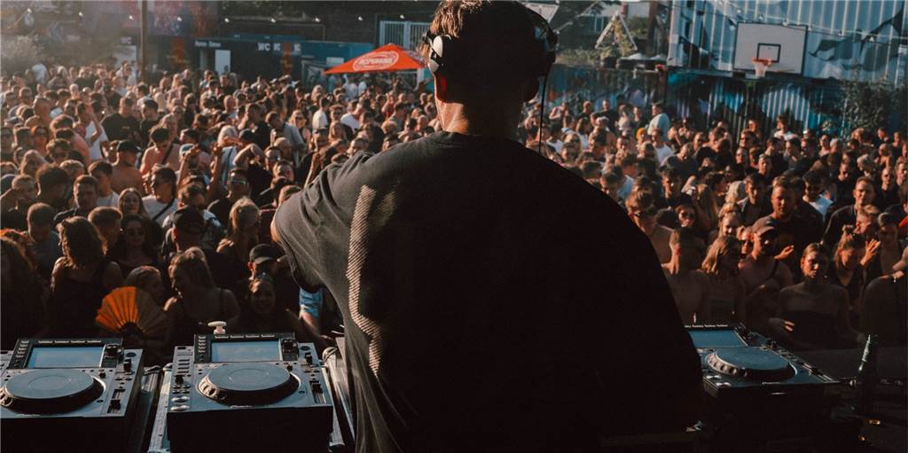 Ungewohnte Szenen: Dicht gedrängt feiern Menschen bei Konzert in Dortmund Am vergangenen Samstag (28.8.) zelebrierte das Publikum die Sets zweier DJs fast wie vor der Pandemie.