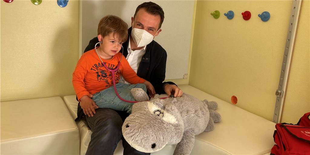 Dortmunder Kita eröffnet bald eine Klinik nur für Kuscheltiere Im Kuscheltierkrankenhaus arbeiten Arzt und Kuscheltierbesitzer zusammen. Robert Kirstein, Oberarzt in der Chirurgie im Klinikum Westfalen, zeigt hier mit seinem Sohn Justus (2) wie das funktioniert.
