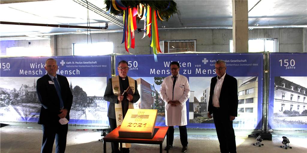 Richtfest des Krankenhaus-Neubaus: Der Rohbau ist fertig Richtkranz im Erdgeschoss: Axel westermann, Pfarrer Michael Ortwald, Dr. med. Ralf Kötter und Geschäftsführer Clemens Galuschka (v.l.) am Grundstein des neuen Bettenhauses.