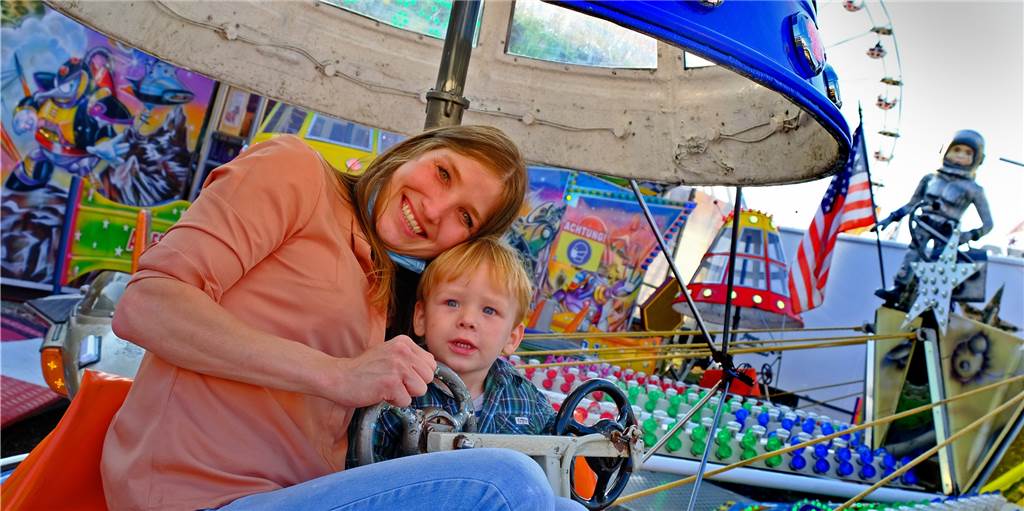 Vredener feiern ihre „Kirmes“: Es ist laut, es ist bunt, es ist schön Vor dem Flug mit der Raumkapsel: Jannik und Karin Harpering.