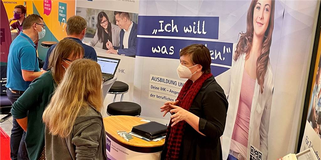 Jobmesse Dortmund bietet Chance auf Traumjob: „Die Maske stört nicht“ Tina Mohr, Ausbildungsberaterin der Industrie- und Handelskammer zu Dortmund (r.), freute sich während der Jobmesse über viele interessierte Fragen zu Aus- und Weiterbildungsmöglichkeiten. „Das persönliche Gespräch wird gesucht“, sagte sie.