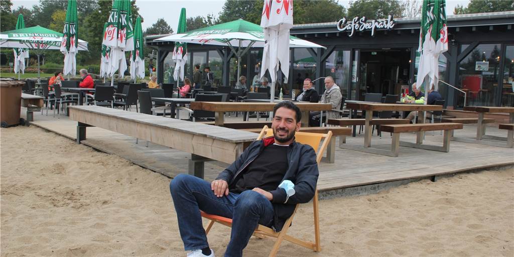 Café am Horstmarer See: Start ist gelungen, es gibt aber Luft nach oben Der Mitinhaber Taylan Kutlar vom Café „Horstmarer See“ macht es sich auf einer Sonnenliege bequem.