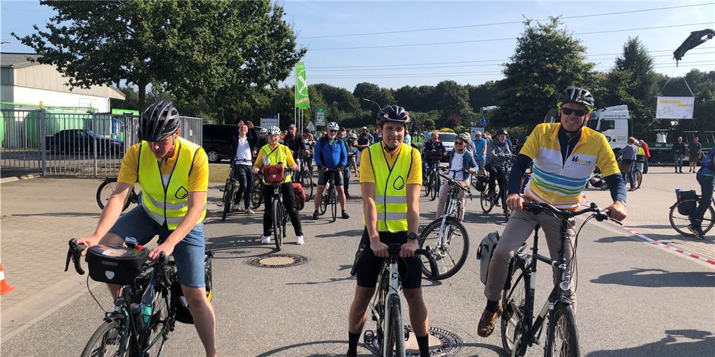Tritt in die Pedale für die Energiewende: 2G-Vorstandsvorsitzender Christian Grotholt (r.) beim Start der Radtour nach Berlin. An der ersten Etappe nach Hörstel beteiligten sich rund 100 Freizeitradler.