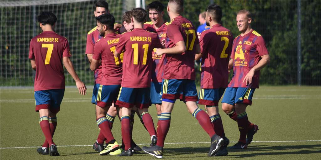 Kamener SC überrennt SuS Oberaden - und es hätte noch höher ausgehen können Robert Kramers Tor zum 3:0 war die Entscheidung. Hier gratuliert die Mannschaft dem Torschützen (4.v.l.), der in der Jubeltraube untergeht.