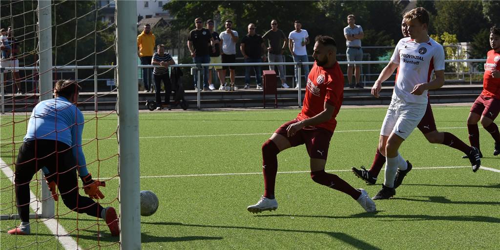 TuRa Bergkamen feiert Last-Minute-Sieg - derbe Pleiten für TSC II und Weddinghofen Der FC TuRa Bergkamen (Rot) gewann in letzter Minuten gegen den SSV Mühlhausen II.