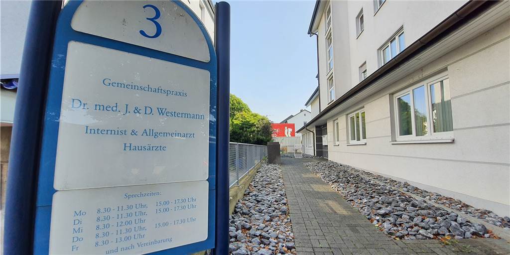 Holzwickeder Arzt infiziert sich mit Corona und wird im Netz beschimpft Die Praxis von Dirk Westermann ist eingeschränkt geöffnet. Sein Vater, ebenfalls Arzt und im Quasi-Ruhestand, hilft momentan aus.